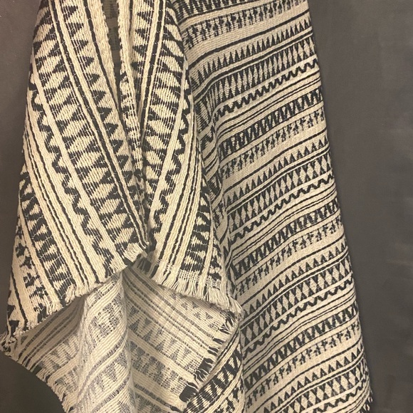 Cape/Poncho - Picture 2 of 5